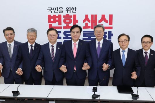 국민의힘 송언석 원내대표(오른쪽 네 번째)가 25일 서울 여의도 국회에서 열린 경제6단체 부회장단과의 면담에 앞서 기념촬영 하고 있다. 연합뉴스