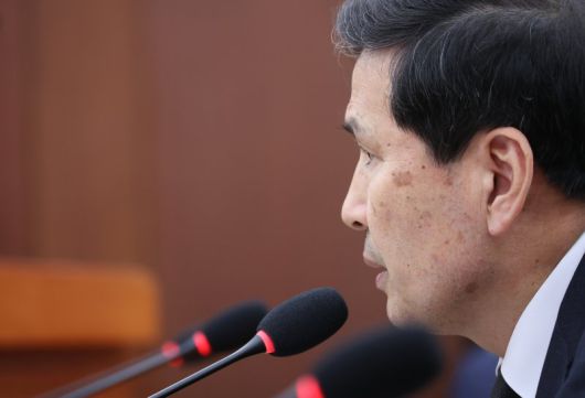 김선호 국방부 장관 직무대행이 25일 국회에서 열린 국방위원회 전체회의에서 추경안 등과 관련 의원 질의에 답변하고 있다. 연합뉴스