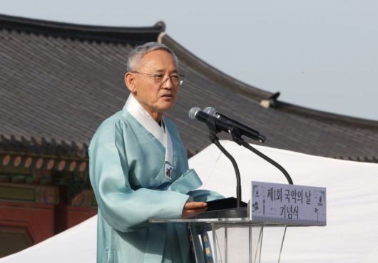 유인촌 문화체육관광부 장관이 제1회 국악의날을 맞은 지난 5일 오후 서울 종로구 경복궁 흥례문에서 열린 기념식에서 기념사를 하고 있다. 뉴시스