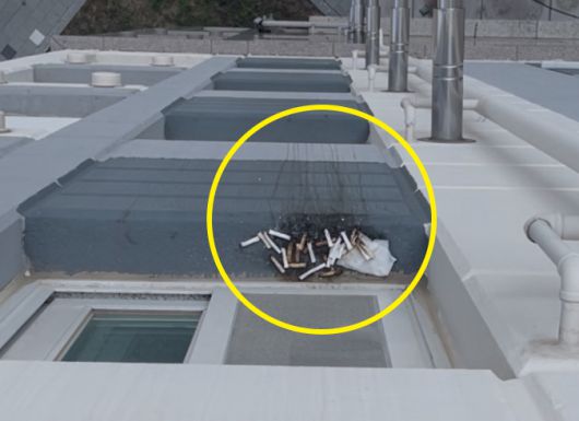한 아파트 입주민이 세탁실 창틀에 여러 개의 담배꽁초와 라이터를 모아놓은 모습/사진=온라인 커뮤니티 '보배드림'
