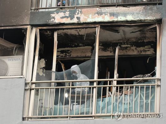 새벽 시간대 발생한 화재로 자매가 참변을 당한 24일 오후 부산 부산진구의 한 아파트 화재 현장(출처=연합뉴스)