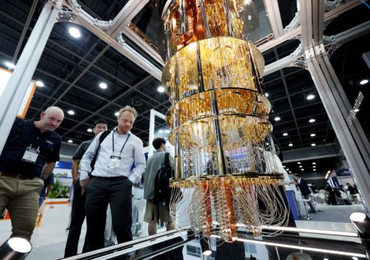 지난 24일 서울 서초구 aT센터에서 열린 '퀀텀 코리아 2025'에서 관람객들이 IBM '퀀텀 시스템 원(Quantum System One)' 양자컴퓨터 모형에 대한 설명을 듣고 있다. 뉴시스