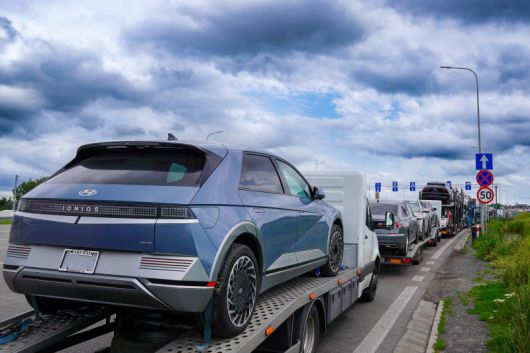 지난 8일(현지시간) 우크라이나와 국경을 맞댄 폴란드 프셰미실 출입국사무소 앞으로 3.5㎞에 달하는 트럭 대기줄이 늘어섰다. 미국 노스캐롤라이나주 번호판을 달고 있는 '아이오닉5'도 실려 있다. 사진=박문수 기자