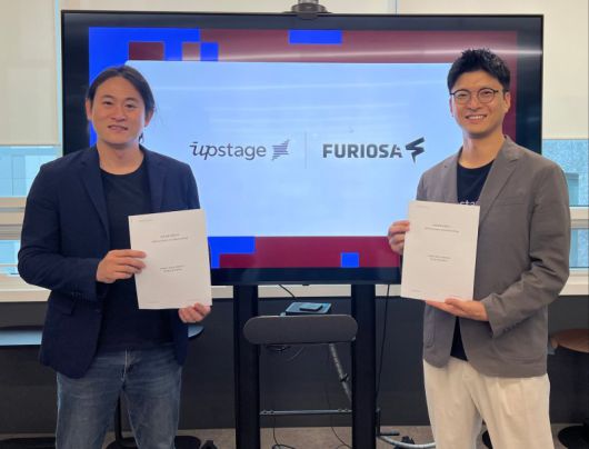 백준호 퓨리오사 대표(왼쪽)와 이활석 업스테이지 CTO가 MOU를 마친 뒤 기념촬영을 하고 있다. 업스테이지 제공