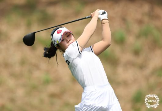지난 4월 20일 경남 김해 가야CC에서 열린 넥센 세인트나인 마스터즈 경기 중 이소영이 티샷을 하고 있다. KLPGA 제공