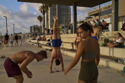 이스라엘 텔아비브 해변에서 24일(현지시간) 시민들이 운동하고 있다. AP 뉴시스