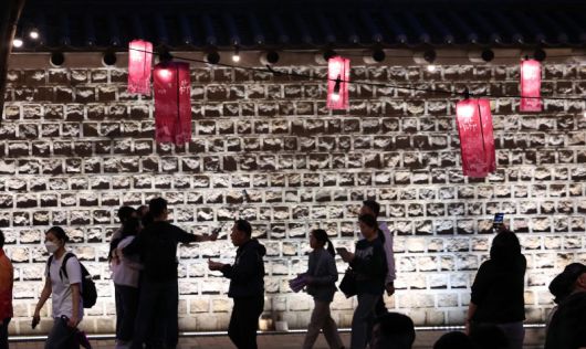 지난 5월 서울 중구 덕수궁 일대에서 열린 '2025 정동야행'을 찾은 시민들이 즐거운 시간을 보내고 있다. 사진=뉴스1