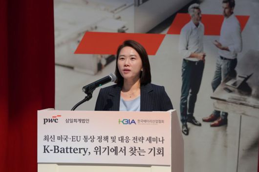 25일 서울 용산구 아모레홀에서 열린 '최신 미국·EU 통상 정책 및 대응 전략 세미나'에서 이보화 삼일PwC 지속가능성 플랫폼 파트너가 EU 규제 동향과 대응 전략을 설명하고 있다. 삼일PwC 제공.