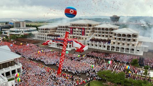 북한 노동당 기관지 노동신문은 26일 "세계를 앞서나가려는 우리 인민의 애국적 열정을 배가해주는 긍지스럽고 고무적인 창조물인 원산갈마해안관광지구 준공식이 지난 24일에 성대히 진행됐다"고 보도했다. 노동신문/뉴스1