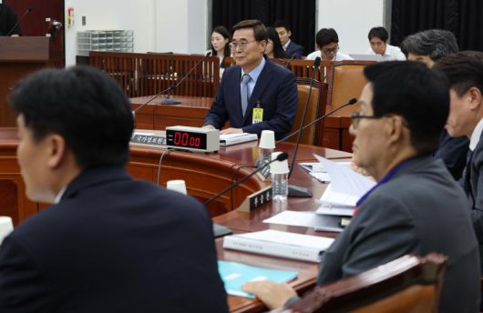 이종석 국정원장이 26일 서울 여의도 국회에서 열린 국회 정보위원회 전체회의에 출석해 대기하고 있다. 사진=뉴시스