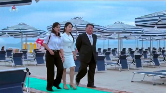 김정은 북한 국무위원장이 지난 24일 아내 리설주, 딸 주애와 함께 원산갈마해안관광지구 준공식에 참석했다고 조선중앙TV가 26일 보도했다. 리설주가 공개 석상에 모습을 드러낸 것을 1년 6개월 만이다. 조선중앙TV 갈무리/뉴시스