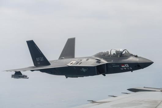 알사흐란 알누아이미 아랍에미레이트연합(UAE) AWC 사령관이 탑승비행을 하고 있다. KAI 제공