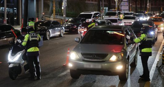 26일 현대해상 교통기후환경연구소는 마약퇴치의 날을 맞아 마약·약물운전으로 인한 교통사고의 위험성을 확인하고, 안전운전 문화 확산을 위한 안내자료를 발표했다. 사진은 서울 관악구의 한 도로에서 음주·약물운전 특별단속을 하고 있다. 2024.12.4/뉴스1 ⓒ News1 김진환 기자 /사진=뉴스1