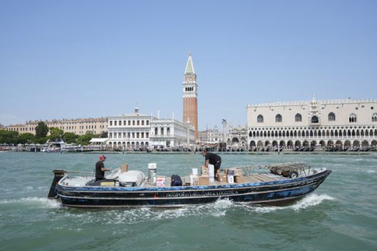 이탈리아 베니스의 세인트 마크 광장 앞에서 제프 베조스와 로렌 산체스의 결혼식 행사 물품을 실은 보트가 26일 행사장으로 향하고 있다. AP 연합뉴스