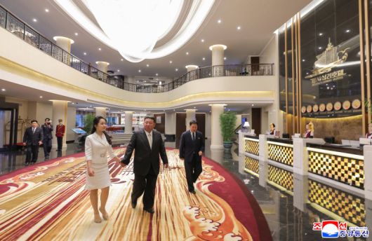 김정은 북한 국무위원장이 국제적 이미지 개선 등을 위해 야심차게 추진해온 북한의 대형 해변리조트 단지인 강원 원산 갈마 해안관광지구가 준공됐다고 조선중앙통신이 26일 보도했다. 이틀 전인 지난 24일 열린 준공식에서 김 위원장과 딸 주애가 손을 잡고 시설을 둘러보고 있다. 연합뉴스