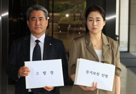 윤석열 전 대통령의 법률대리인단 송진호, 김계리 변호사가 경호에 관한 직권남용, 대통령기록물관리법 위반 등으로 경호처 지휘부 등 관계자를 고발하기 위해 26일 서울 서초구 서울중앙지검으로 들어서고 있다. 사진=연합뉴스