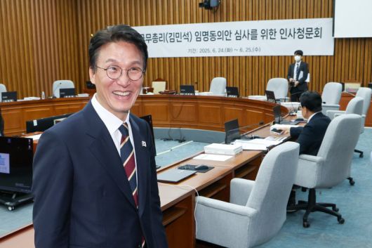 김민석 국무총리 후보자가 25일 오후 서울 여의도 국회에서 인사청문회 속개를 기다리다 정회 후 저녁식사를 위해 이동하고 있다. 이날 청문회는 오후 5시 속개 예정이었으나 국민의힘 의원들은 후보자 자료 미제출을 이유로 회의장에 들어오지 않았다. 민주당은 이종배 위원장에게 오후 8시 반 속개를 요청했다. 사진=뉴스1