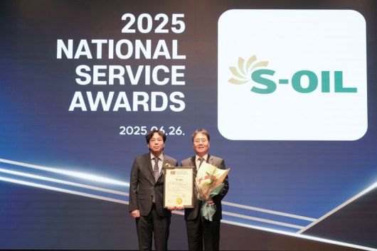 S-OIL 이영호 영업전략부문장(오른쪽)이 26일 열린 2025 국가서비스대상 시상식에서 심사위원장인 허종호 서울여대 경영대학교수와 기념 촬영을 하고 있다. S-OIL제공