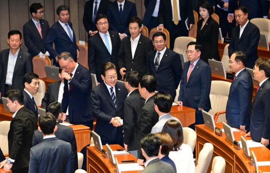 이재명 대통령이 26일 서울 여의도 국회에서 추가경정예산안 시정연설을 마친 뒤 국민의힘 의원들과 인사를 하고 있다. /사진=뉴시스