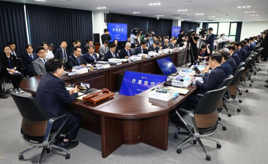 [서울=뉴시스] 김진아 기자 = 이한주 국정기획위원회 위원장이 16일 서울 종로구 정부서울청사 창성동 별관에서 열린 국정기획위원회 1차 전체회의에서 발언하고 있다. 이날 출범한 위원회는 정부가 임기 중 추진할 국정과제의 로드맵을 제시하며 이재명 정부의 100대 국정과제를 정리, 과제별로 추진 시점과 목표 등을 정해 '국정운영 5개년 계획'을 마련할 방침이다. (공동취재) 2025.06.16. photo@newsis.com /사진=뉴시스