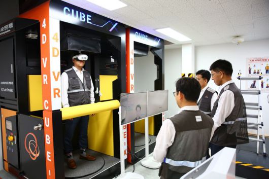 지난 20일 서울역북부역세권 건설안전보건센터에서 김승모 한화 건설부문 대표이사(오른쪽 첫번째)가 임직원들의 VR,AR 체험을 보고 있다. 한화건설 제공