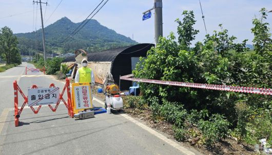 전남도는 26일 강진읍 소재 가금 계류장에서 H5형 조류인플루엔자(AI) 항원이 검출돼 출입 통제<사진> 등 신속한 초동방역 조치를 취했다고 밝혔다. 전남도 제공
