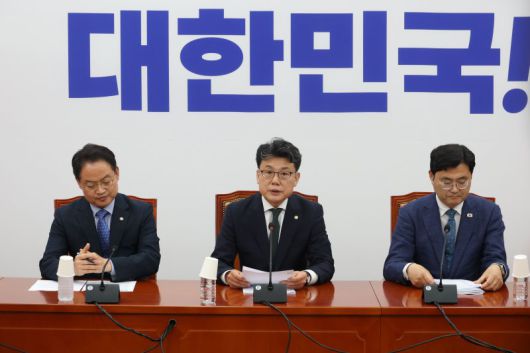 진성준 더불어민주당 정책위의장이 26일 서울 여의도 국회에서 6월 임시회 중점처리 법안 및 정책현안 관련 기자간담회를 하고 있다. 뉴스1