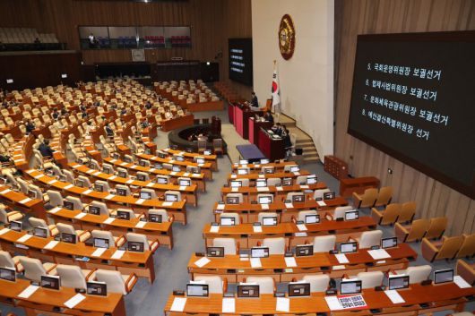우원식 국회의장이 27일 서울 여의도 국회에서 열린 본회의에서 운영위원장·법제사법위원장·문화체육관광위원장 보궐선거, 예산결산특별위원장 선거 결과를 발표하고 있다. 뉴시스