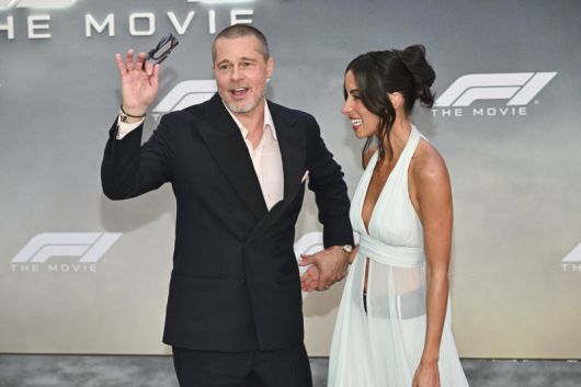 배우 브래드 피트(62)와 여자친구 이네스 드 라몬(32)이 지난 16일(현지 시간) 미국 뉴욕 타임스퀘어에서 열린 영화 'F1 더 무비' 월드 프리미어에 참석해 포토타임을 갖고 있다. AP 뉴시스