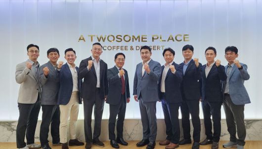 김경엽 롯데이노베이트 대표이사와 문영주 투썸플레이스 대표이사(오른쪽 다섯번째부터) 등 롯데이노베이트와 투썸플레이스 관계자들이 기념촬영하고 있다. 롯데이노베이트 제공