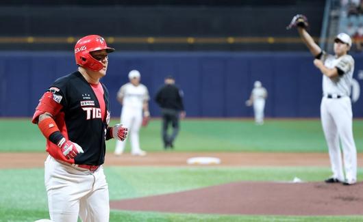 24일 오후 서울 구로구 고척스카이돔에서 열린 프로야구 '2025 신한 SOL뱅크 KBO 리그' KIA와 키움의 경기, 1회초 KIA의 공격 1사 주자 1,2루 상황 최형우가 3점 홈런을 치고 홈으로 향하고 있다. 뉴스1