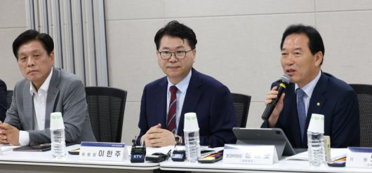 (세종=뉴스1) 김기남 기자 = 정태호 국정기획위원회 분과위원장(오른쪽)이 18일 오전 세종시 정부세종컨벤션센터에서 열린 기획재정부 업무보고에 참석하여 모두발언을 하고 있다. 2025.6.18/뉴스1 /사진=뉴스1화상