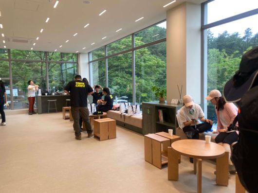 네파 청계산 스토어에 네파크루들이 모여 이야기를 나누고 있다. 사진=이정화 기자