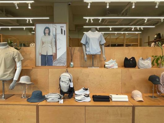 서울 서초구 청계산 원터골 등산로 입구에 위치한 네파 청계산 스토어 1층에 네파 상품들이 진열돼 있다. 사진=이정화 기자