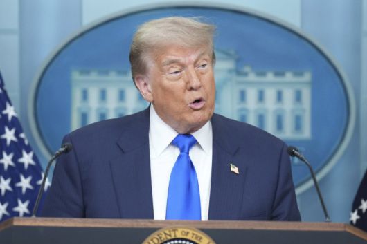 도널드 트럼프 미국 대통령이 27일(현지시간) 워싱턴 백악관에서 기자회견을 하고 있다. AP 뉴시스