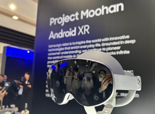 지난달 13일 일본 오사카 간사이 엑스포 '한국의 날' 부대 행사로 열린 '우수 한국 상품전'에 삼성전자와 구글이 개발 중인 확장현실(XR) 헤드셋 '프로젝트 무한'이 전시돼 있다. 연합뉴스