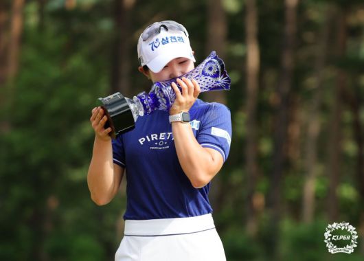 29일 강원도 평창 버치힐 컨트리클럽에서 열린 KLPGA투어 맥콜·모나 용평 오픈에서 고지우가 우승한 후 트로피에 입을 맞추고 있다. KLPGA 제공