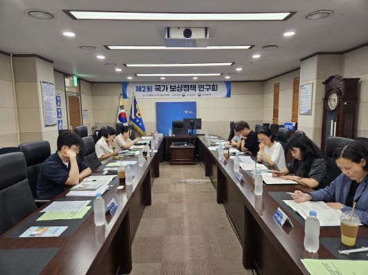 지난 27일 오후 서울경찰병원에서 열린 제2회 국가 보상정책 연구회에서 국가보훈부, 인사혁신처, 국방부 경찰청 관계자들이 재해보상 제도개선 방안에 대해 토론하고 있다. 보훈부 제공