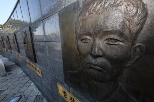 제2연평해전 22주년을 이틀 앞둔 지난해 6월 27일 오전 인천 옹진군 대연평도 평화공원에 제2연평해전 전사자의 부조가 설치돼 있다. 뉴시스