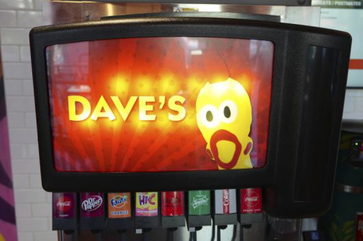 미국 캘리포니아주 로스앤젤레스(LA)의 리틀도쿄 지구에 있는 '데이브스 핫 치킨' 식당 음료수 배출구 화면에 2일(현지시다진) 로고가 보이고 있다. 건강하고 값싼 단백질이라는 인식과 MZ세대의 선호가 더해지면서 미국에서 닭고기가 쇠고기를 제치고 식품 업계를 빠르게 장악하고 있다. AP 연