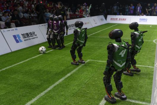 28일 베이징에서 열린 세계 최초 휴머노이드 로봇 축구대회에서 로봇들이 공을 몰고 골문을 압박하고 있다. AP 연합뉴스