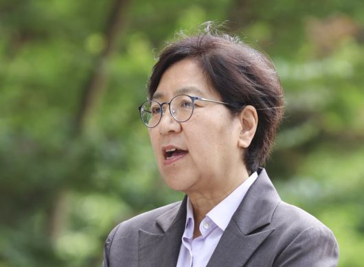 정은경 보건복지부 장관 후보자가 30일 서울 중구 T타워에 마련된 후보자 사무실로 출근하며 취재진의 질문에 답하고 있다. 사진=뉴시스