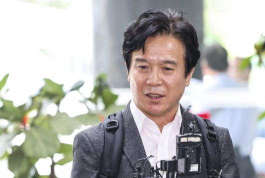 김영훈 고용노동부 장관 후보자가 지난 24일 서울 중구 서울지방고용노동청에 마련된 인사청문회 준비 사무실로 출근하며 취재진의 질문에 답하고 있다./사진=뉴시스