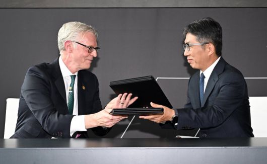 마이클 다이크 사우디아라비아 국부펀드(PIF) 산하 뉴 무라바 CEO(왼쪽)와 김유원 네이버클라우드 대표가 30일 오후 서울 서초구 세빛섬 플로팅아일랜드 컨벤션센터에서 열린 뉴 무라바 서울 포럼에서 업무협약(MOU)을 체결하고 있다. 사진=뉴스1