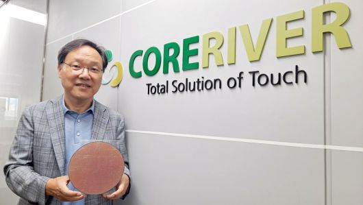 배종홍 코아리버 대표가 반도체 웨이퍼를 들어 보이고 있다. 사진=강경래 기자