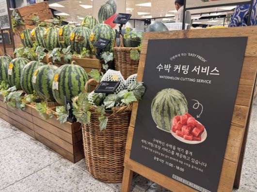 30일 서울 송파구 롯데백화점 잠실점 식품관에 수박 커팅 서비스 안내문이 게재돼 있다. 사진=정상희 기자