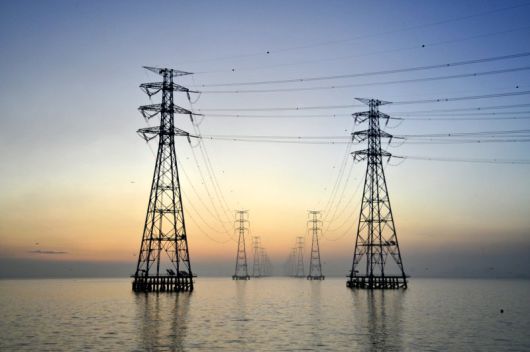 안산 시화호에 설치돼 345kV 신시흥 영흥 송전선로 철탑. 뉴시스