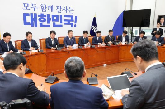 더불어민주당 김병기 당대표 직무대행 겸 원내대표가 1일 서울 여의도 국회에서 열린 원내대책회의에서 발언하고 있다. 연합뉴스