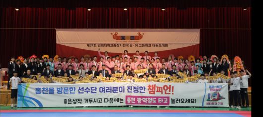 홍천군은 이달부터 용문~홍천 광역철도 예타통과 기원 현수막 홍보 캠페인을 전개한다. 홍천군 제공