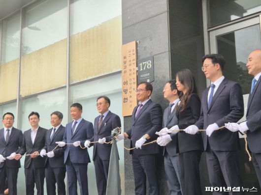 순직 해병대원에 대한 수사를 담당하는 이명현 특별검사팀이 2일 오전 10시 서울 서초구 특검사무실 앞에서 현판식을 갖고 있다./사진=최은솔 기자